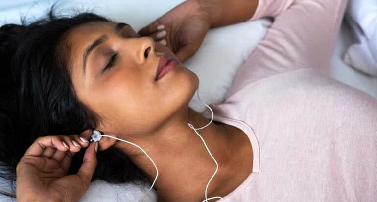 Sering Dengar Musik Pakai Headphone Saat Tidur, Wanita Ini Hilang Pendengaran