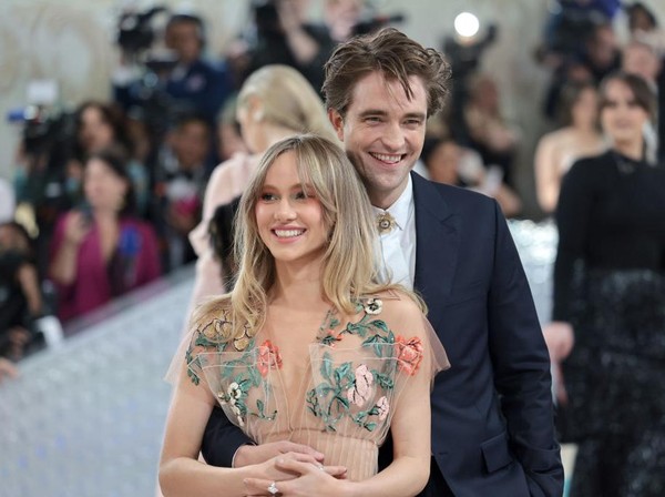 Suki Waterhouse Melahirkan Anak Robert Pattinson, Unggah Foto Perdana Bayinya