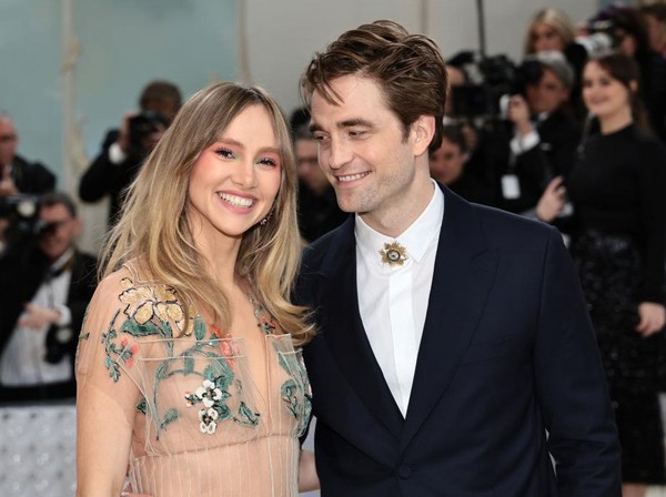 Suki Waterhouse Ungkap Gender Bayinya dengan Robert Pattinson di Coachella
