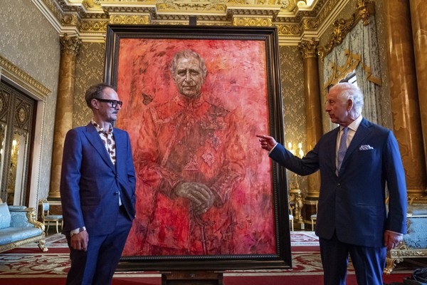 Raja Charles III Resmikan Lukisan Diri, Ekspresi Kagetnya Viral