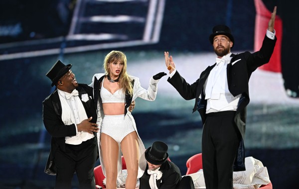 Heboh! Travis Kelce Bopong Taylor Swift di Panggung Eras Tour London