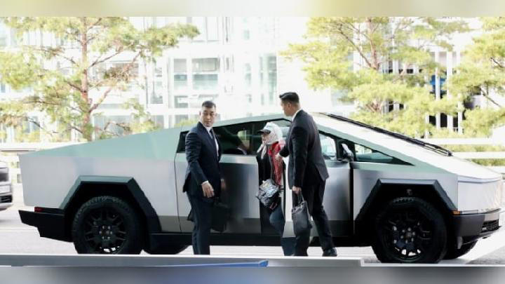 Heboh Gaya G-Dragon ke Bandara, Pakai Mobil Tesla Futuristik yang Belum Dirilis