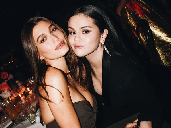 Selena Gomez Tunangan dengan Benny Blanco, Begini Respon Hailey Bieber