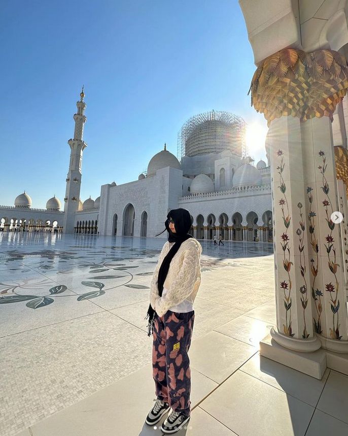 Viral Video Jennie BLACKPINK Masuk Masjid, Tutupi Kepala Pakai Kerudung